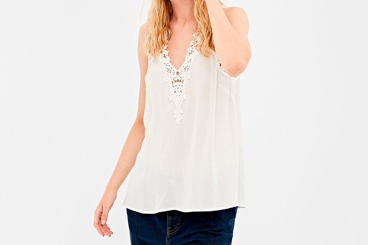 blusa blanca detalle encaje springfield