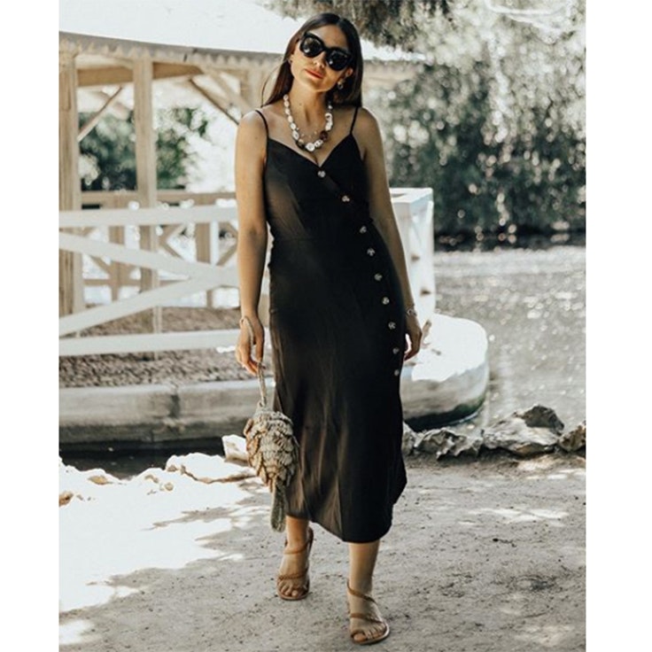 erea louro vestido negro