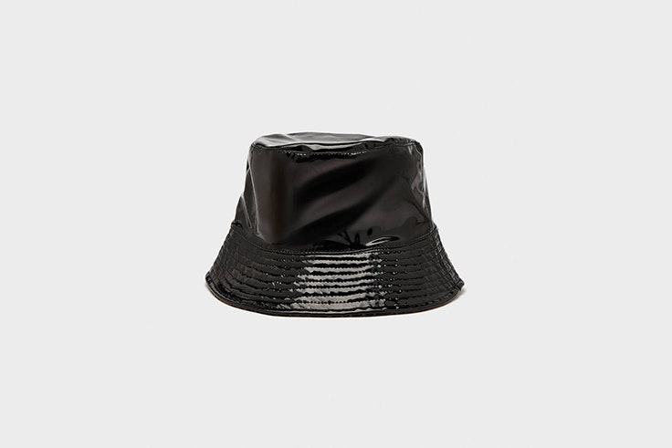 gorro bucket efecto charol bershka Lucy Williams