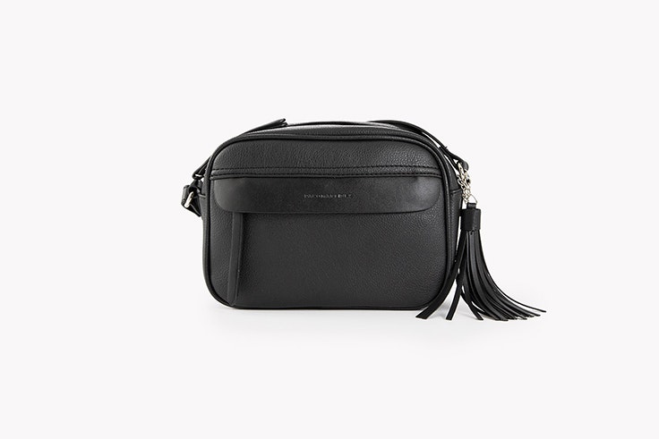 bolso bandolera negro con solapa y borla de paco martinez Alexandra Pereira