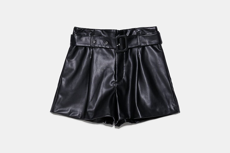 pantalón corto bermuda polipiel negro zara
