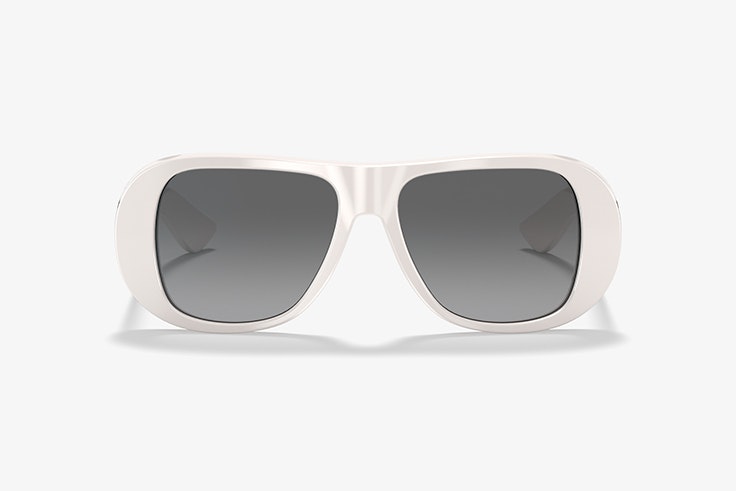 Gafas de sol de pasta blanca de Alexa Chung. Disponibles en Sunglass Hut