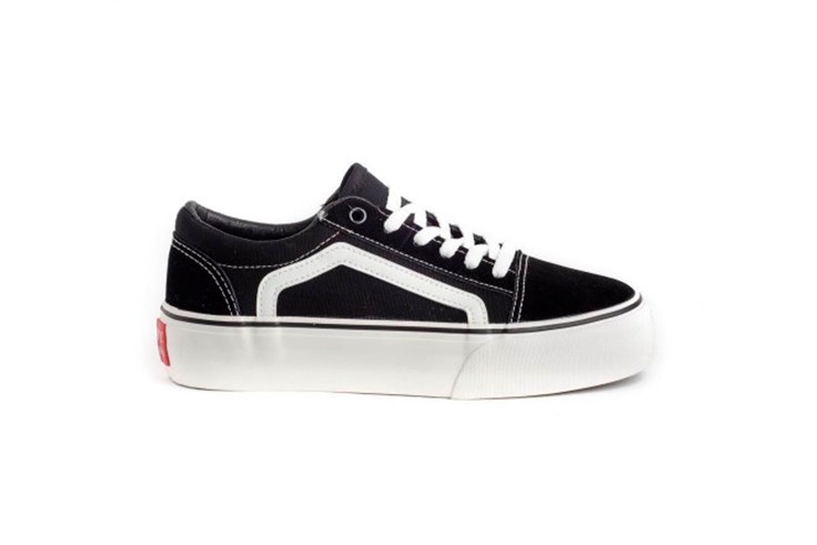 Zapatillas planas negras con plataforma. Disponibles en Zap in
