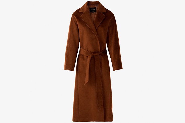 Abrigo largo en color marrón con detalle de cinturón de Massimo Dutti