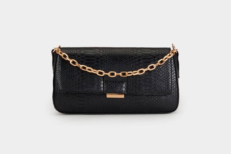 Bolso tipo baguette en color negro con detalle de cadena dorada de Parfois