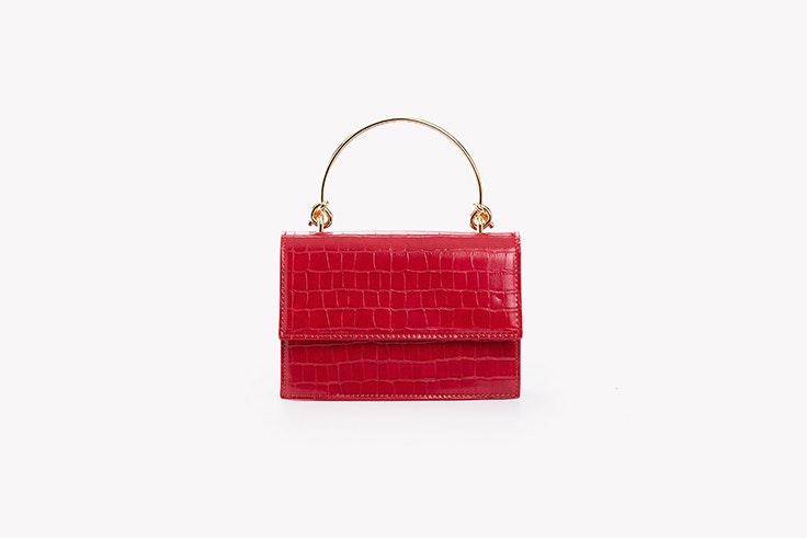 bolso rojo efecto coco con detalle metálico de paco martinez looks de oficina