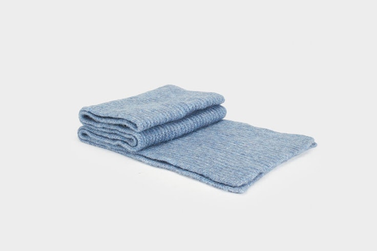 bufanda de tacto suave color azul de parfois prendas para el frío