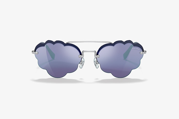 Gafas de sol de Miu Miu. Disponible en Sunglass Hut