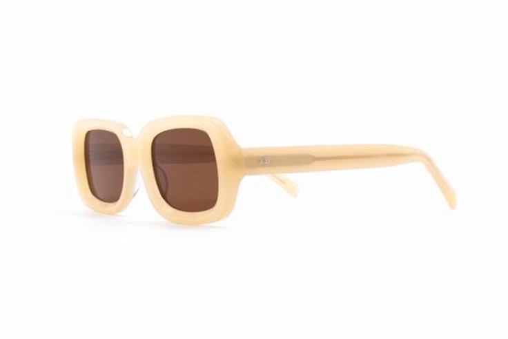 Gafas de sol de acetato en color beige de Titto Bluni. Disponibles en Soloptical