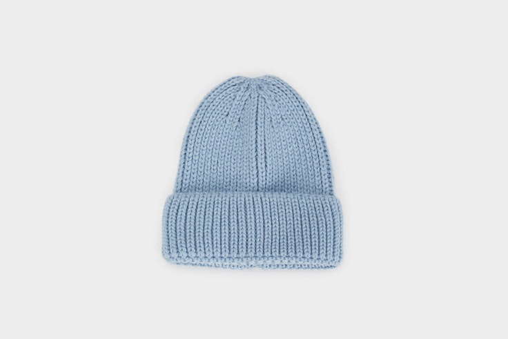 gorro azul de punto de parfois prendas para el frío