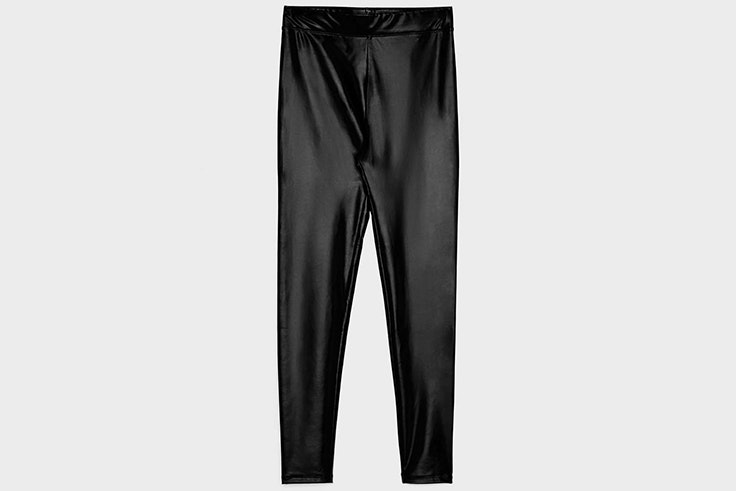 Leggings de efecto cuero en color negro de Bershka