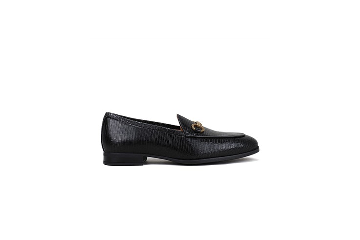 mocasin negro con aplique dorado de krack Inma Soria