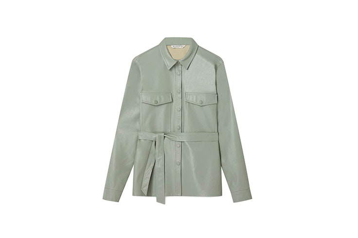 sobrecamisa efecto piel verde con cinturon de stradivarius tendencias 2020