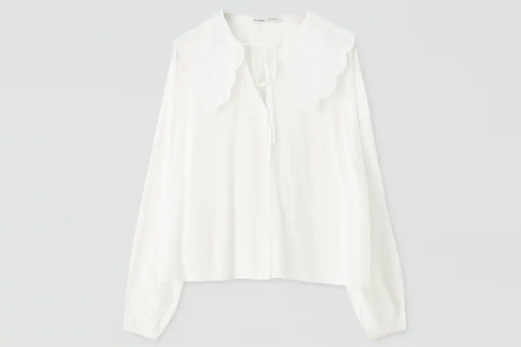 Camisa blanca con cuello bobo pull and bear