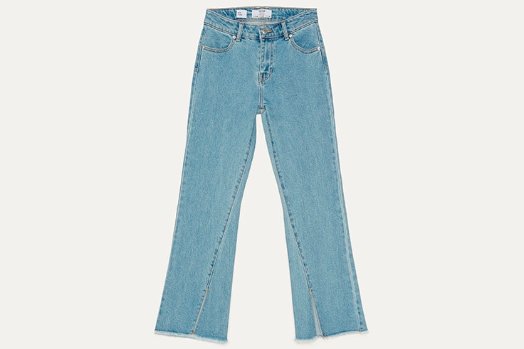 Pantalón vaquero flare con bajo deshilachado de Bershka