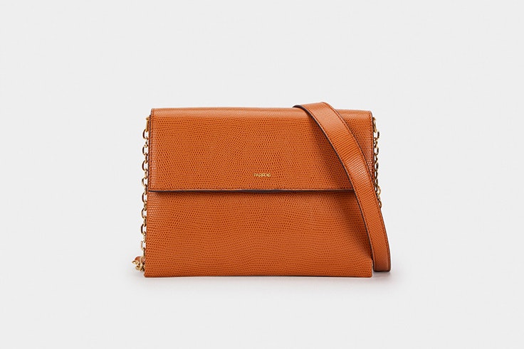 Bolso en color camel y asa de cadena de Parfois