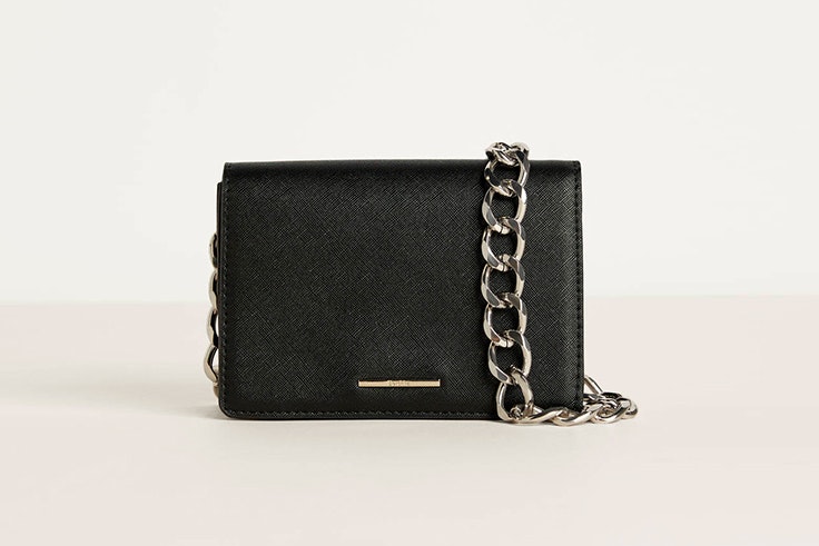 Bolso negro con asa plata de Bershka