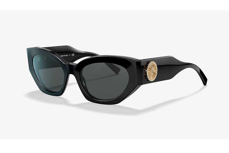 Gafas de sol de pasta negra de Versace. Disponibles en Sunglasss Hut
