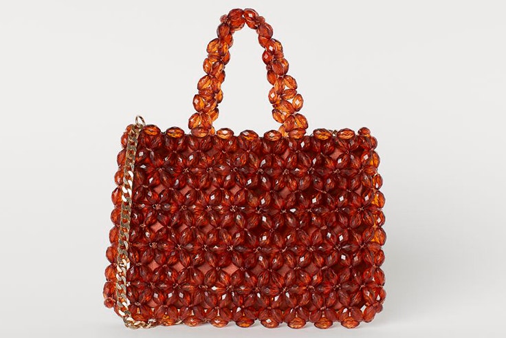 Bolso de perlas en tonos marrones de H&M