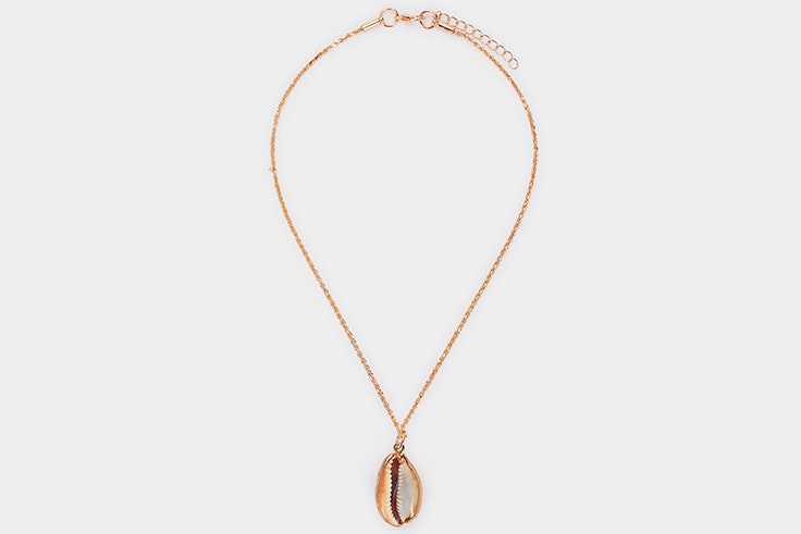 Colgante dorado con concha de Parfois nueva colección verano 2020