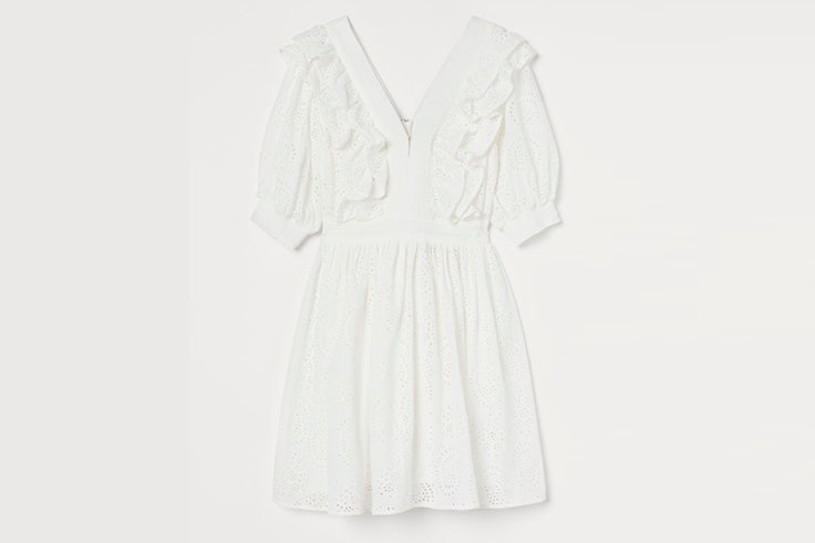 Vestido blanco con volantes y detalles bordados de H&M