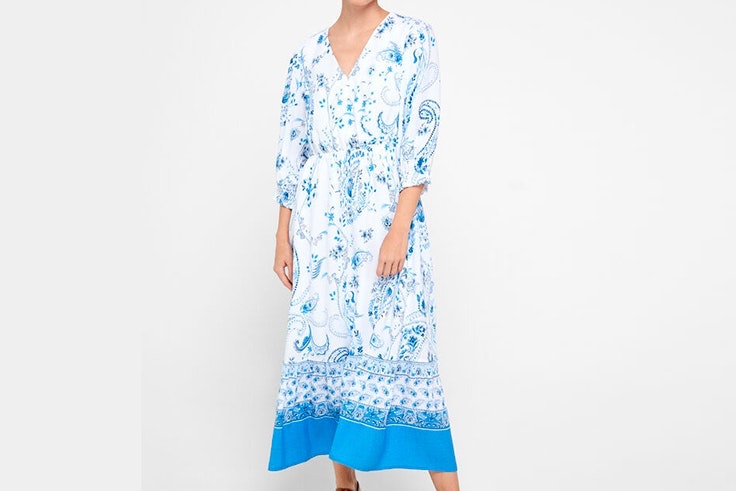 Vestido largo con estampado en tonos azules de Cortefiel