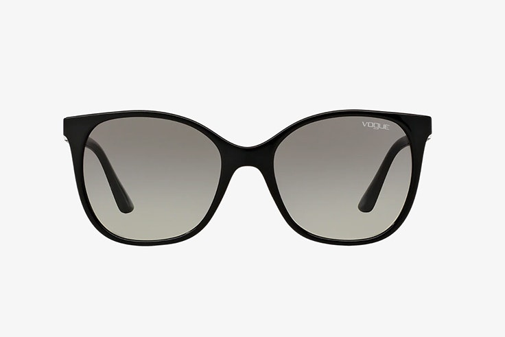 Gafas de sol en color negro de Vogue. Disponibles en Sunglass Hut