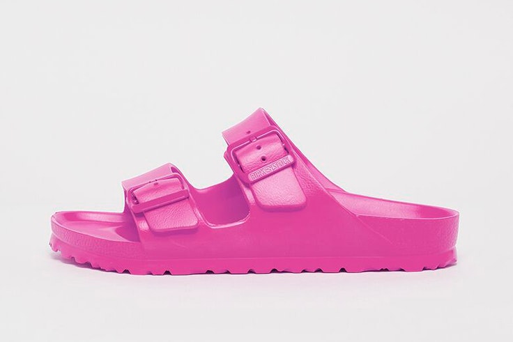 Teresa Andrés Gonzalvo Chanclas en color fucsia de Birkenstock. Disponibles en Snipes.