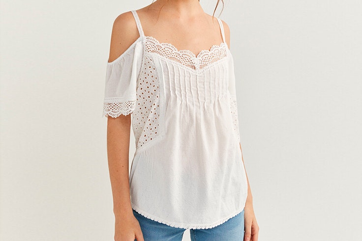 Top en color blanco con bordados de Springfield