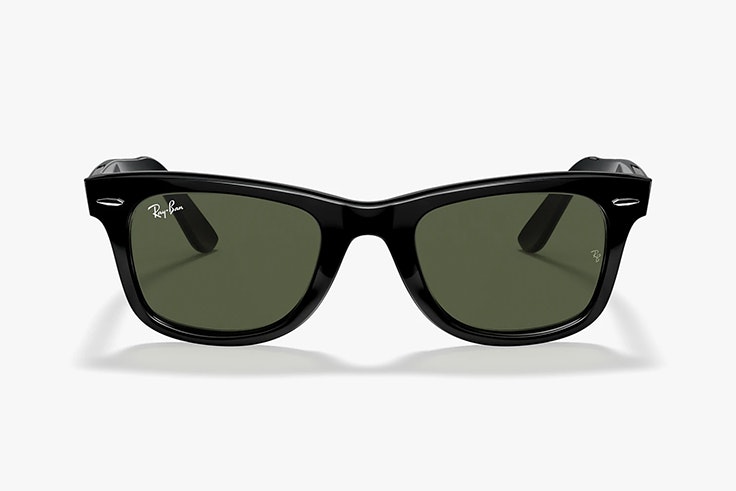 Gafas de sol wayfarer en color negro de Ray Ban. Disponibles en Sunglass Hut