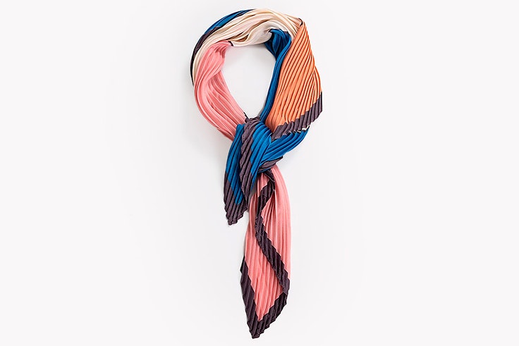 Pañuelo multicolor plisado de Paco Martínez tendencia de pañuelos estampados