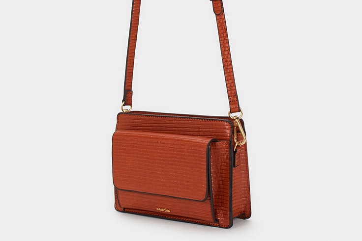 Bolso bandolera en color marrón con textura de Parfois nueva colección accesorios de otoño