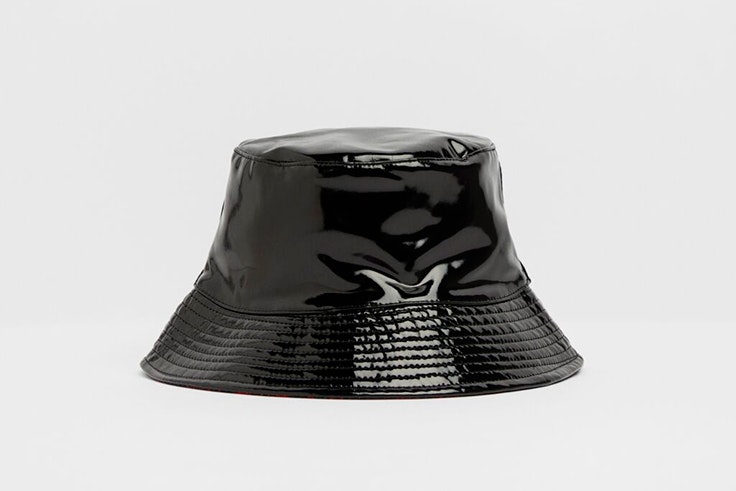 Bucket hat de vinilo negro de Bershka