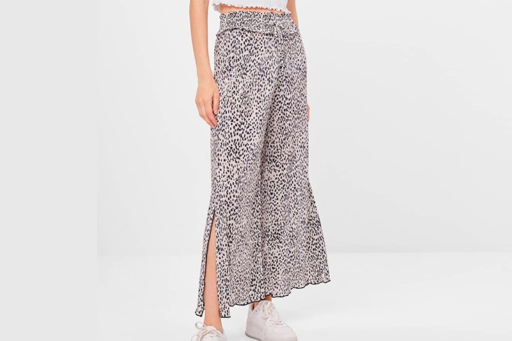 Pantalón fluido con estampado animal de Bershka
