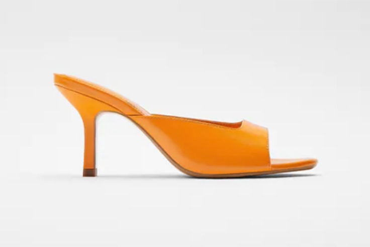 Sandalias naranjas de tacón medio de Zara