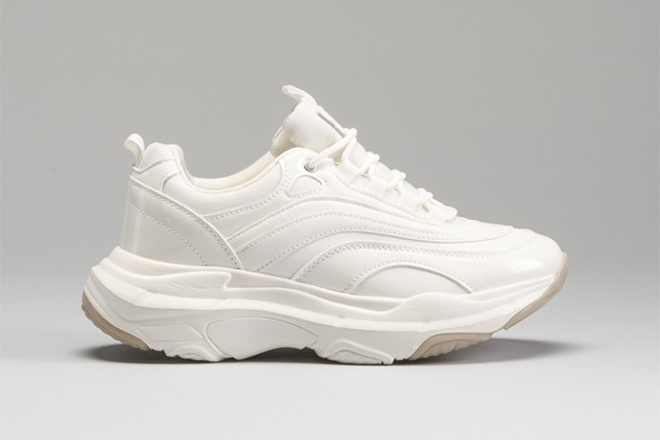 Zapatillas blancas de NYC. Disponibles en Merkal Calzados