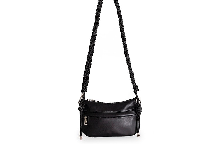 Bolso negro tipo bandolera con asa tipo cuerda de Paco Martínez