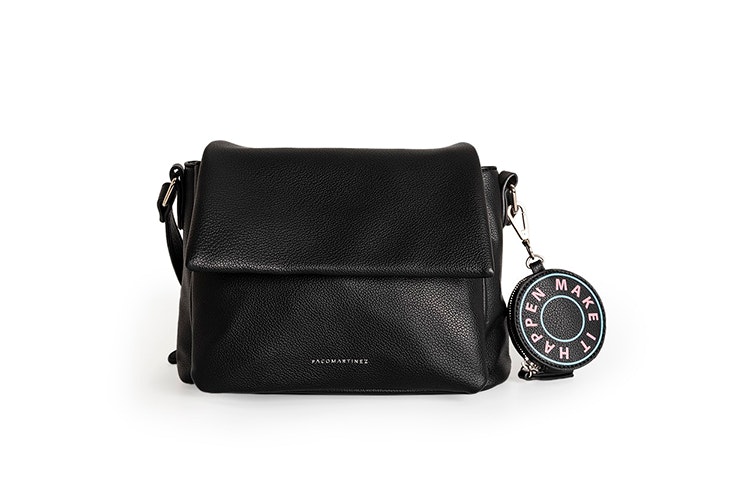 Bolso negro tipo bandolera de Paco Martínez