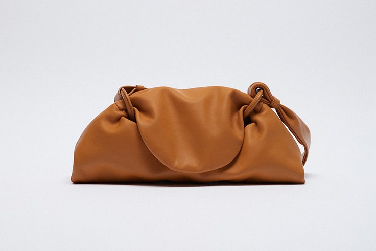 Bolso marrón tipo saco de Zara