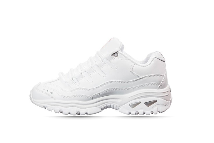 Zapatillas blancas de Skechers. Disponible en la zapatería RKS