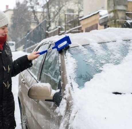 Como quitar el hielo o la nieve del parabrisas: trucos fáciles