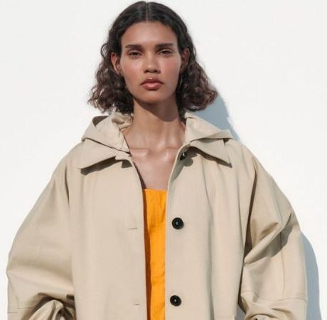 Gabardinas tendencia que elevan cualquier look sin esfuerzo