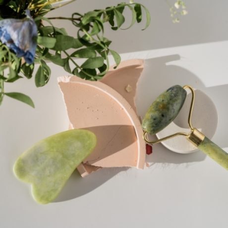 Hazte un lifting facial con la piedra Gua Sha o con el rodillo de jade ¡Notarás el cambio!