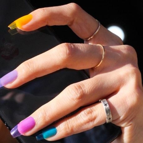 Uñas de piruleta la tendencia más dulce de la temporada