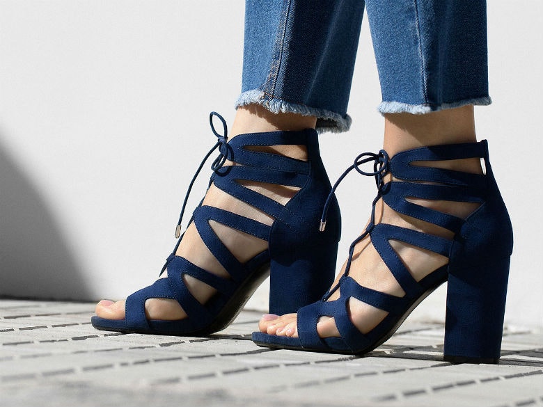 Salto alto de atar (35,99€ Bershka) fgf