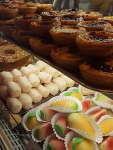 Há diversos doces, desde os famosos Pastéis de Nata aos tradicionais Ovos Moles de Aveiro