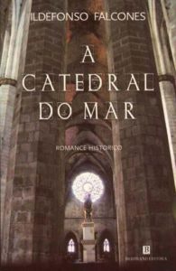 A Catedral do Mar, de Indefonso Falcones | 19,90€ na Bertrand | Século XIV. A cidade de Barcelona encontra-se no auge da prosperidade; cresceu até ao humilde bairro dos pescadores, cujos habitantes decidem construir, com o dinheiro de uns e o esforço de outros, o maior templo mariano conhecido: Santa Maria do Mar. Uma construção paralela à desditosa história de Arnau, um servo da terra que foge dos abusos do seu senhor feudal e que se refugia em Barcelona. Daqui se torna cidadão e, assim, num homem livre. O jovem Arnau trabalha como estivador, palafreneiro, soldado e cambista. Uma vida extenuante, sempre à sombra da Catedral do Mar, que o tirará da condição miserável de fugitivo para lhe dar nobreza e riqueza. Mas com esta posição privilegiada chega também a inveja dos seus pares, que tramam uma sórdida conspiração que põe a sua vida nas mãos da Inquisição... Lealdade e vingança, traição e amor, guerra e peste, num mundo marcado pela intolerância religiosa, a ambição material e a segregação social. Um romance absorvente, mas também uma fascinante e ambiciosa recreação das luzes e sombras do mundo feudal.