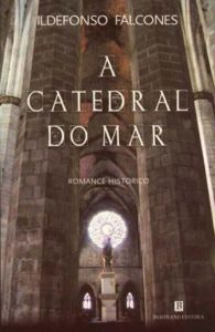 A Catedral do Mar, de Indefonso Falcones | 19,90€ na Bertrand | Século XIV. A cidade de Barcelona encontra-se no auge da prosperidade; cresceu até ao humilde bairro dos pescadores, cujos habitantes decidem construir, com o dinheiro de uns e o esforço de outros, o maior templo mariano conhecido: Santa Maria do Mar. Uma construção paralela à desditosa história de Arnau, um servo da terra que foge dos abusos do seu senhor feudal e que se refugia em Barcelona. Daqui se torna cidadão e, assim, num homem livre. O jovem Arnau trabalha como estivador, palafreneiro, soldado e cambista. Uma vida extenuante, sempre à sombra da Catedral do Mar, que o tirará da condição miserável de fugitivo para lhe dar nobreza e riqueza. Mas com esta posição privilegiada chega também a inveja dos seus pares, que tramam uma sórdida conspiração que põe a sua vida nas mãos da Inquisição... Lealdade e vingança, traição e amor, guerra e peste, num mundo marcado pela intolerância religiosa, a ambição material e a segregação social. Um romance absorvente, mas também uma fascinante e ambiciosa recreação das luzes e sombras do mundo feudal. 