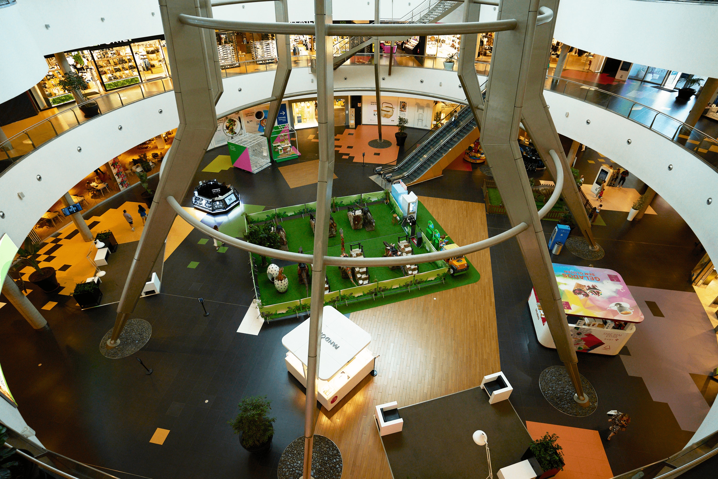 Interior do Centro Comercial Nova Arcada em Braga.