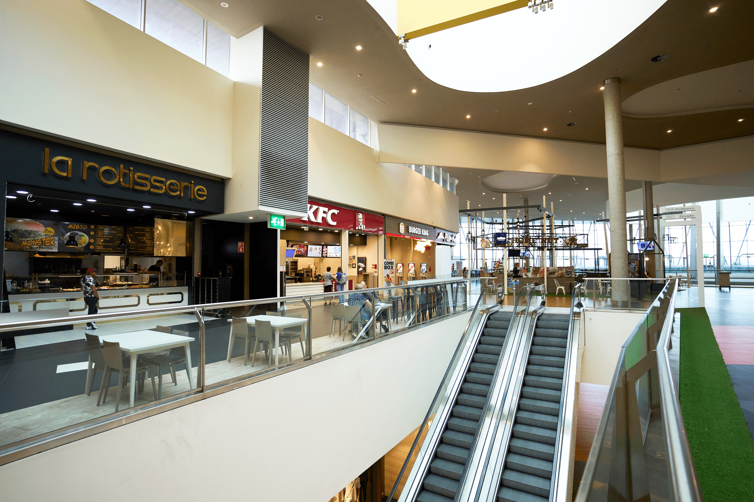 Interior do Centro Comercial Nova Arcada em Braga.